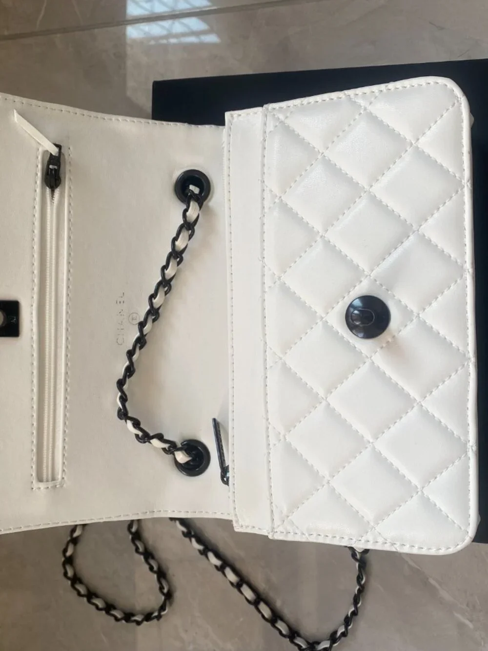 Chanel diamond-pattern crossbody bag or shoulder bag - Picture 4 of 6